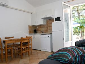 Η κουζίνα ή μικρή κουζίνα στο Holiday Home Studio cabine Type B by Interhome