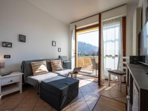 salon z kanapą i dużym oknem w obiekcie Apartment Borgo San Giulio by Interhome w mieście Pettenasco