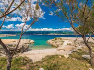 een uitzicht op een strand met water en bomen bij Holiday Home Sea View mobile home by Interhome in Šilo