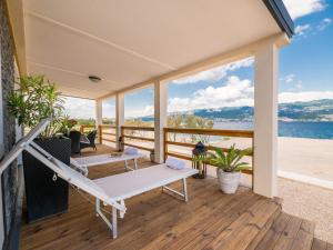 een veranda met een hangmat en uitzicht op het water bij Holiday Home Sea View mobile home by Interhome in Šilo