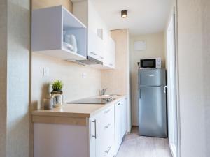 Кухня или мини-кухня в Holiday Home Sea View mobile home by Interhome
