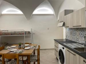 una cucina con un tavolo e una sala da pranzo di Apartment Tra Sole e Mare by Interhome a Spotorno Altre 17 foto