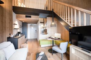 - un petit salon avec une table et un escalier dans l'établissement Novotel Megève Mont-Blanc, à Megève
