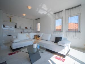 salon z białą kanapą i szklanym stołem w obiekcie Apartment Martina by Interhome w mieście Vrbnik