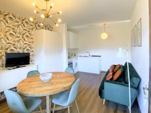 een woonkamer met een eettafel en stoelen bij Apartment Belvedere by Interhome in Ledro