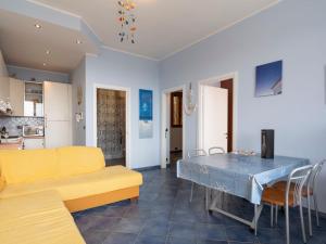 Kuchnia lub aneks kuchenny w obiekcie Apartment Rocce di Capo Mimosa by Interhome