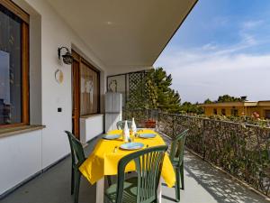 Balkon lub taras w obiekcie Apartment Rocce di Capo Mimosa by Interhome
