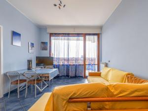 salon z kanapą i stołem w obiekcie Apartment Rocce di Capo Mimosa by Interhome w mieście Cervo