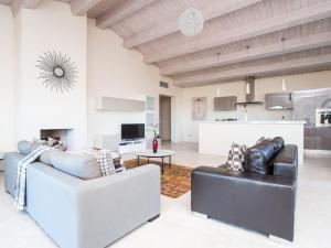 ein Wohnzimmer mit einem Sofa und einem Tisch in der Unterkunft Holiday Home Villa Falco by Interhome in Osteria Delle Noci