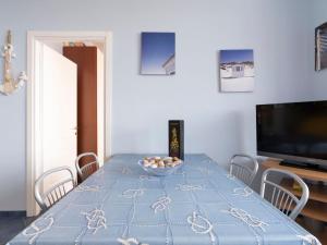 Telewizja i/lub zestaw kina domowego w obiekcie Apartment Rocce di Capo Mimosa by Interhome