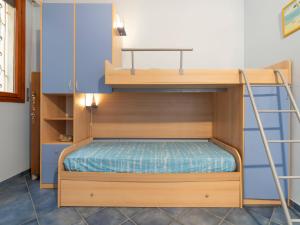 Łóżko lub łóżka w pokoju w obiekcie Apartment Rocce di Capo Mimosa by Interhome