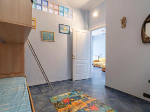 Łóżko lub łóżka w pokoju w obiekcie Apartment Rocce di Capo Mimosa by Interhome