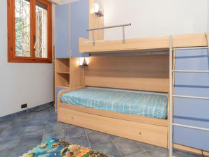 Łóżko lub łóżka w pokoju w obiekcie Apartment Rocce di Capo Mimosa by Interhome