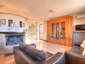 salon z kanapą i kominkiem w obiekcie Villa Smeraldo by Interhome w Syrakuzach