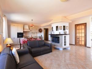 salon z kanapą i kominkiem w obiekcie Villa Smeraldo by Interhome w Syrakuzach +37 zdjęć