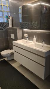 Koupelna v ubytování frontaal gelijkvloers seaview 80m² 2 slp + 37 fotografií