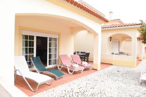 patio z krzesłami i stołem w obiekcie Casa Louisa w mieście Casal da Lagoa Seca