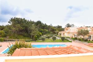 uma vista para o exterior de uma villa com piscina em Casa Louisa em Praia del Rei