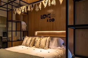 Un dormitorio con una cama con una señal que dice amor no te amo a do en Skyline 4 en Ushuaia