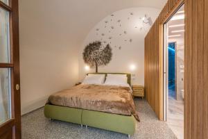 A bed or beds in a room at Apartments Florence - Dragomanni Loft with patio