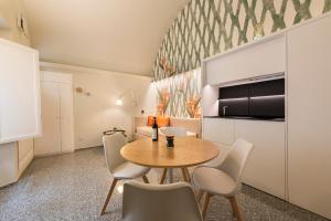 A kitchen or kitchenette at Apartments Florence - Dragomanni Loft with patio Még 37 kép