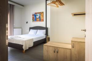 ein Schlafzimmer mit einem Bett in einem Zimmer in der Unterkunft Studios Drakontis in Limenas