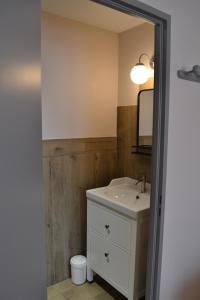 A bathroom at Domaine de Peyreguilhot