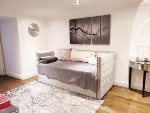 a bedroom with a bed and a painting on the wall at Cozy Muswell Hill 1-Bedroom Flat in London