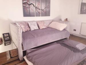 En eller flere senger på et rom på Cozy Muswell Hill 1-Bedroom Flat