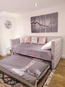 two beds sitting next to each other in a room at Cozy Muswell Hill 1-Bedroom Flat in London