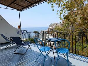 patio z 2 krzesłami i stołem na balkonie w obiekcie Regina Margherita w mieście Positano
