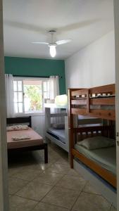 a room with two bunk beds and a window at CASA DE FÉRIAS PRAIANA in Cabo Frio