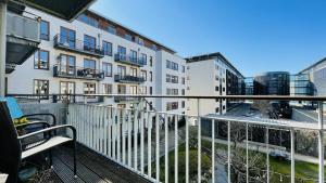 Apartamento con balcón con vistas a un edificio en ApartmentInCopenhagen Apartment 1486, en Copenhague