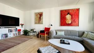 sala de estar con sofá y TV en ApartmentInCopenhagen Apartment 1486, en Copenhague