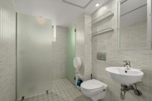 A bathroom at Danhostel Copenhagen City & Apartments
