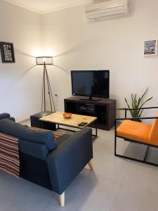 a living room with a couch and a tv at Casa Vergara I in Villa Unión