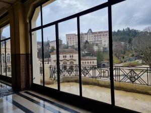 una vista desde la ventana de un edificio en Studio Grand Hôtel, en Châtel-Guyon