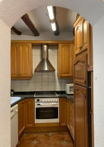 A kitchen or kitchenette at Vive la vida rural: Alojamiento en Les Piles. NIU RURAL, S.L.