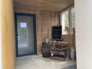 Gallery image of Séjour détente - Appart'hôtel n 1 avec jaccuzi, piscine et petit-déjeuner in Chouzelot