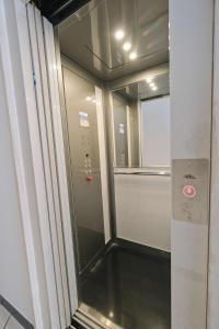 um elevador de vidro num quarto com uma janela em Il Porto Affittacamere b&b em Brindisi