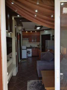 a living room with a couch and a kitchen at شاليهات بورتو مطروح فيو بحر Porto Matrouh Sea View Families Only in Marsa Matruh