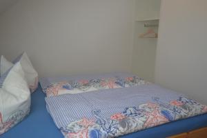 Bett in einem Zimmer mit Tagesdecke in der Unterkunft Haus Simone in Insel Poel