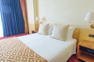 Postel nebo postele na pokoji v ubytování Admiral Art Hotel