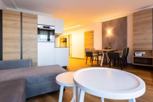 博登斯边的伊门施塔特Ferienwohnpark Immenstaad am Bodensee Ein-Zimmer-Apartment 53 20的客厅里有一张沙发和一张桌子。 更多6张照片