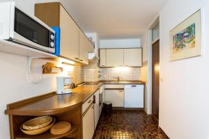 Η κουζίνα ή μικρή κουζίνα στο Ferienwohnpark Immenstaad am Bodensee Zwei-Zimmer-Apartment 55 30 +4 φωτογραφίες