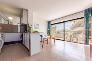 A kitchen or kitchenette at Apartamentos Riviera Arysal