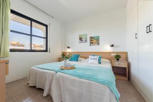 A bed or beds in a room at Apartamentos Riviera Arysal