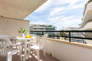 A balcony or terrace at Apartamentos Riviera Arysal