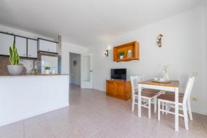 A kitchen or kitchenette at Apartamentos Riviera Arysal