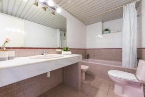 A bathroom at Apartamentos Riviera Arysal